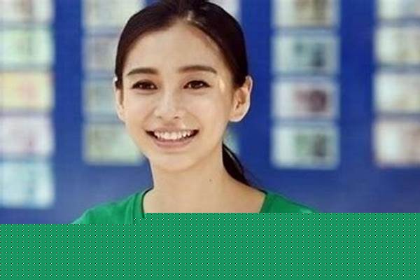 为什么杨颖在跑男每次躺地撕名牌还被说是女