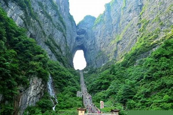 想去天门山景区通天大道,是坐索道号拍摄还