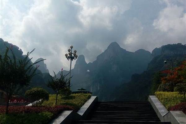 想去天门山景区通天大道，是坐索道号拍摄还